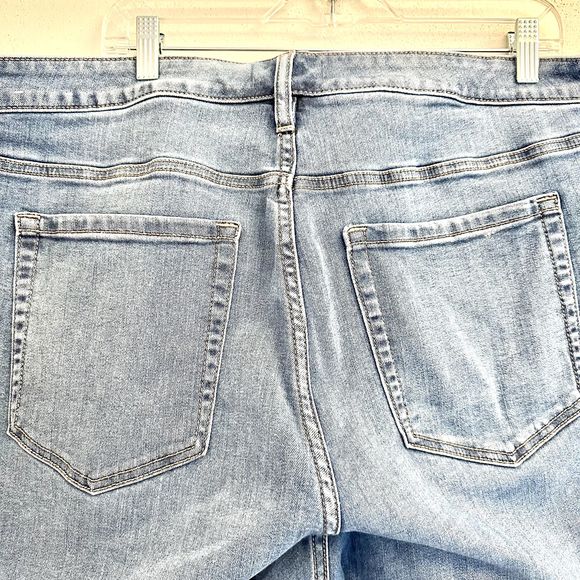 Lane‎ Bryant Flex Magic Waistband Mid Rise Girlfriend Bermuda Shorts, 24 Plus - Picture 8 of 8